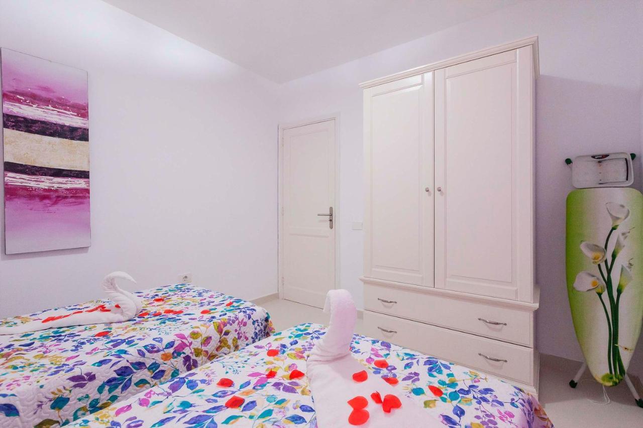 Villa Sara En San Eugenio - Sara Vacation أذيخي المظهر الخارجي الصورة
